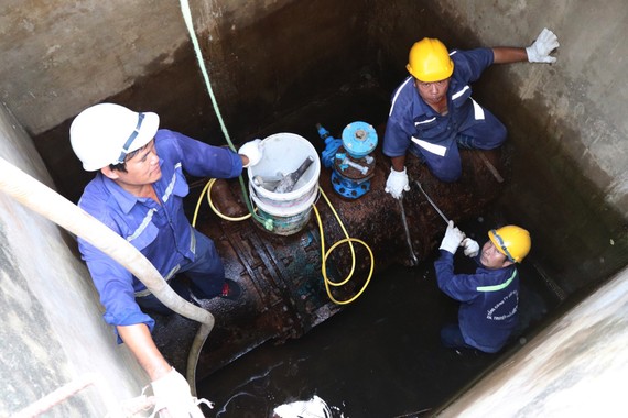 Công nhân ngành nước bảo trì đường ống