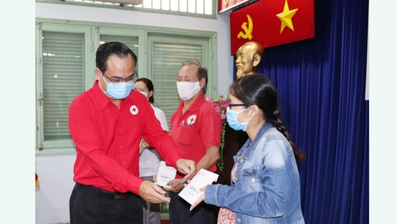 Ông Vũ Thanh Lưu, Ủy viên Đảng Đoàn, Phó Chủ tịch Trung ương Hội Chữ thập đỏ Việt Nam trao hỗ trợ người gặp khó tại TPHCM