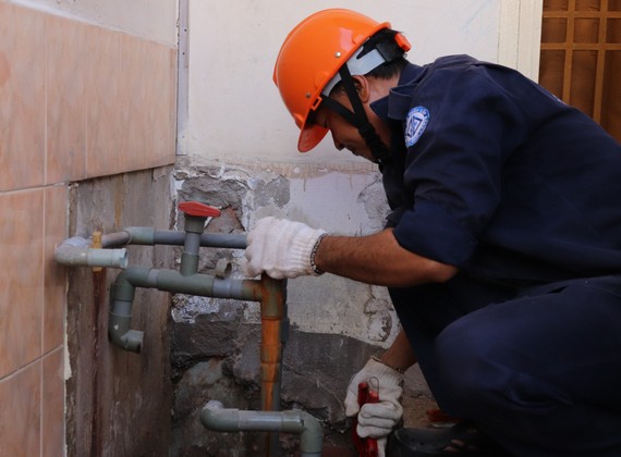 Nhân viên ngành nước xử lý đường ống phục vụ người dân