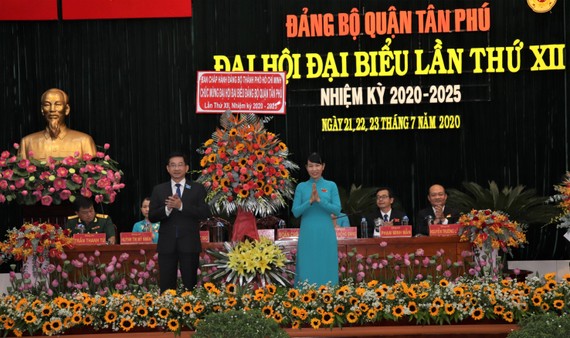 Đồng chí Dương Ngọc Hải tặng hoa chúc mừng Đại hội Đảng bộ quận Tân Phú 