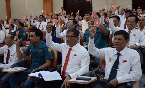 Đại biểu tham dự Đại hội Đảng bộ quận Tân Phú thông qua Nghị quyết nhiệm kỳ mới