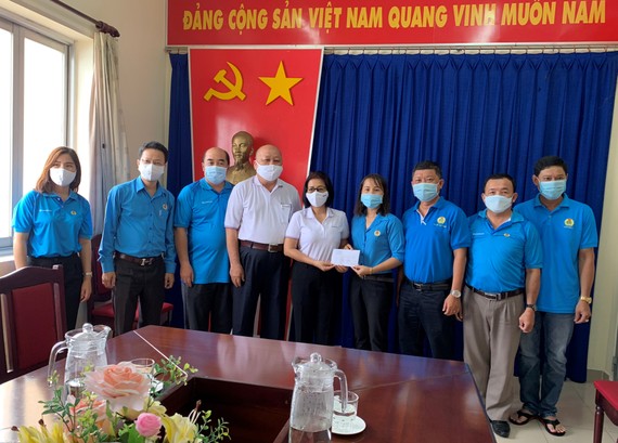 Đại diện LĐLĐ TP và Ngân hàng Sacobank trao hỗ trợ bà Tô Thị Ngọc Thủy, Phó Chủ tịch LĐLĐ quận 6