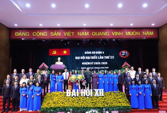 Thiếu tướng Nguyễn Văn Nam và đồng chí Tô Thị Bích Châu chúc mừng Ban chấp hành Đảng bộ quận 4 nhiệm kỳ mới