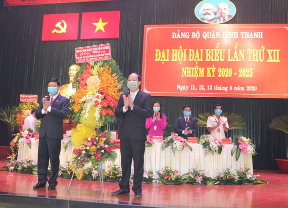 Đồng chí Nguyễn Hồ Hải, Trưởng ban Tổ Chức Thành ủy TPHCM tặng hoa chúc mừng đại hội