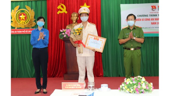 Thiếu tướng Trần Đức Tài, Phó Giám đốc Công an TPHCM và đồng chí Phan Thị Thanh Phương, Bí thư Thành đoàn TNCS TPHCM chúc mừng chiến sĩ công an trẻ