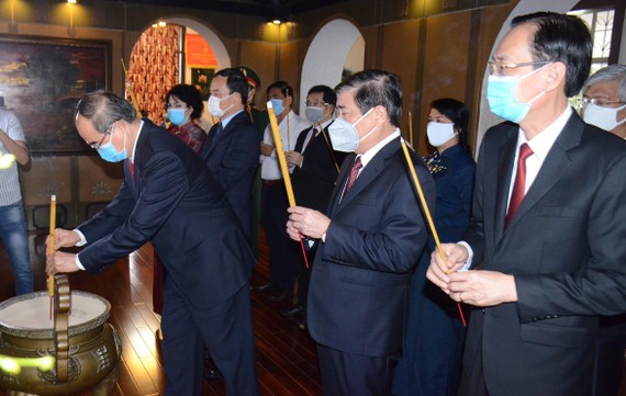 Đồng chí Nguyễn Thiện Nhân, Ủy viên Bộ Chính trị, Bí thư Thành ủy TPHCM  cùng các đại biểu dâng hương tưởng niệm Chủ tịch Tôn Đức Thắng