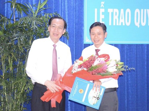 Đồng chí Lê Thanh Liêm, Phó Chủ tịch Thường trực UBND TPHCM trao quyết định cho đồng chí Lê Văn Chiến