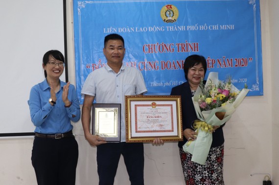 Bà Trần Thị Diệu Thuý, Chủ tịch LĐLĐ TPHCM trao bằng khen tuyên dương lãnh đạo Công ty Giấy A.F.C