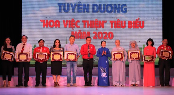 Nguyên Phó Bí thư Thành ủy TPHCM Võ Thị Dung tuyên dương những điển hình "Hoa việc thiện"