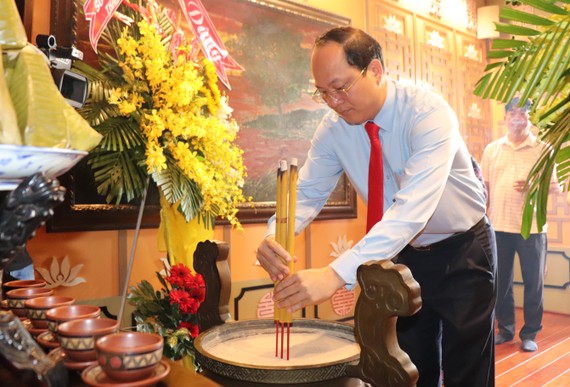 Đồng chí Nguyễn Hồ Hải, Phó Bí thư Thành ủy TPHCM dâng hương tưởng niệm Chủ tịch Tôn Đức Thắng