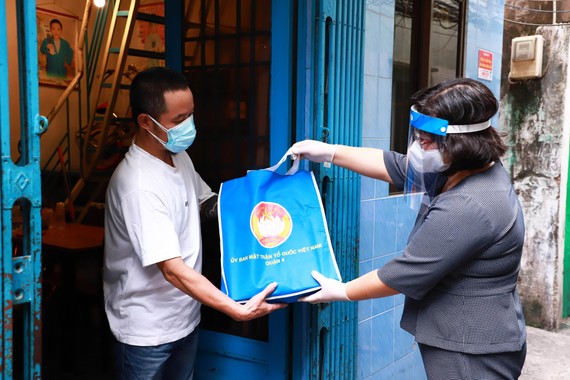 Phó Trưởng đoàn Đại biểu Quốc hội TPHCM Văn Thị Bạch Tuyết tặng túi an sinh xã hội cho công nhân xa quê tại phường 8, quận 4