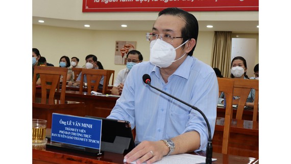 Phó Trưởng Ban Thường trực Ban Tuyên giáo Thành ủy TPHCM Lê Văn Minh phát biểu tại buổi sơ kết