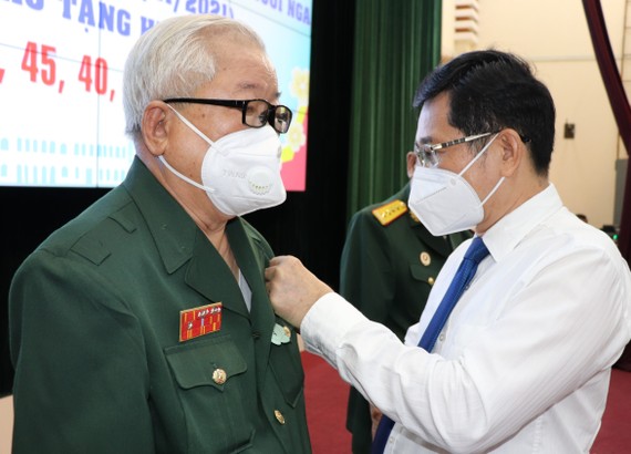 Đồng chí Dương Ngọc Hải trao Huy hiệu Đảng cho các đảng viên cao tuổi tại quận Tân Phú