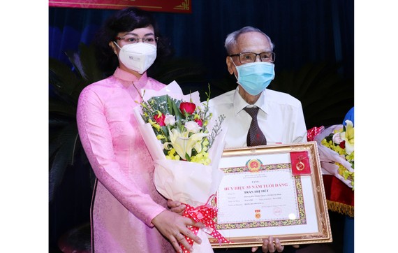 Đồng chí Phan Thị Thắng trao Huy hiệu 55 năm tuổi Đảng cho các đảng viên