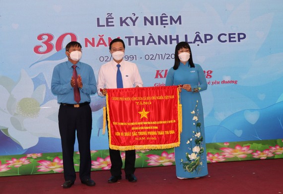 Phó Chủ tịch Tổng LĐLĐ Việt Nam Phan Văn Anh trao Cờ thi đua của Thủ tướng Chính phủ cho ban lãnh đạo CEP