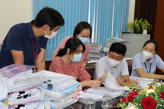 Các thành viên đoàn thực hiện kiểm tra sổ chi hỗ trợ tại các phường ở quận Tân Phú