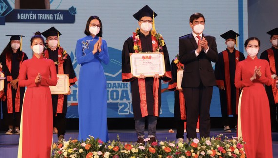 Phó Trưởng Ban Dân vận Thành ủy TPHCM Ngô Văn Luận tuyên dương các thủ khoa tốt nghiệp tiêu biểu