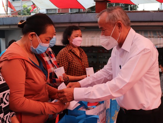 Phó Trưởng Ban Dân vận Thành ủy TPHCM Nguyễn Văn Lưu trao quà tặng phụ nữ khó khăn