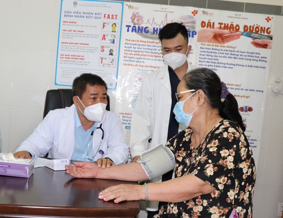 Người dân đến khám bằng BHYT tại Trạm Y tế phường Phú Mỹ sáng 10-5