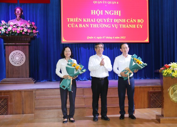 Trưởng Ban Tổ chức Thành ủy TPHCM Nguyễn Phước Lộc chúc mừng đồng chí Thái Thị Bích Liên và đồng chí Nguyễn Quốc Thái