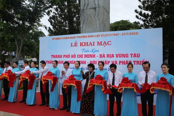 Các đồng chí lãnh đạo TPHCM và tỉnh Bà Rịa - Vũng Tàu cắt băng khai mạc triển lãm