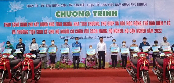 Quận Phú Nhuận trao phương tiện sinh kế, bảo trợ xã hội cho gia đình chính sách khó khăn