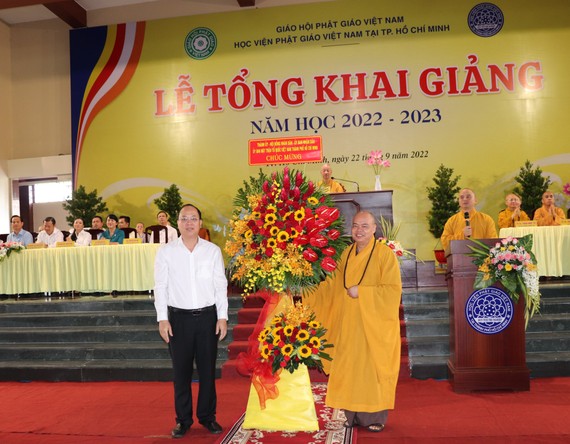 Phó Bí thư Thành ủy TPHCM Nguyễn Hồ Hải tặng hoa chúc mừng ngày Tổng khai giảng tại Học việc Phật giáo tại TPHCM