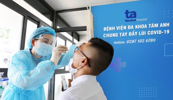 “Cân đo” dịch vụ xét nghiệm Covid-19 tại TPHCM Người dân lấy mẫu xét nghiệm Covid-19 tại BVĐK Tâm Anh