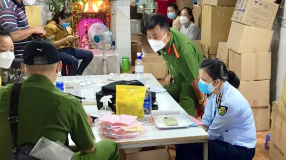 Người tiêu dùng biết hàng giả nhưng vẫn mua Lực lượng liên ngành kiểm tra một cơ sở tại TPHCM
