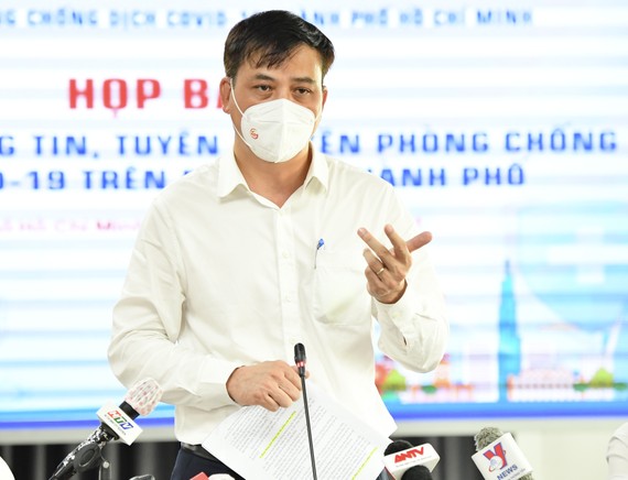 Cơ sở cắt tóc, gội đầu được hoạt động tối đa 50% công suất Phó Chủ tịch UBND TPHCM Lê Hòa Bình phát biểu tại buổi họp báo sáng 30-9. Ảnh: VIỆT DŨNG