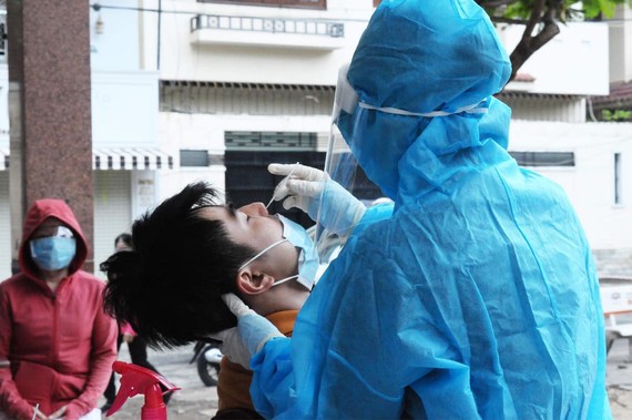 TPHCM: Hơn 2.700 bệnh nhân xuất viện trong ngày, không phát sinh ổ dịch mới Nhân viên y tế lấy mẫu xét nghiệm cho người dân