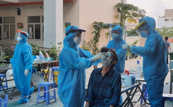 TPHCM: Hơn 104.800 bệnh nhân khỏi bệnh xuất viện, gần 6 triệu người được tiêm vaccine Nhân viên y tế lấy mẫu xét nghiệm cho người dân