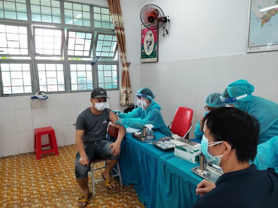 TPHCM: Hơn 1,4 triệu người tiêm vaccine Vero Cell đều an toàn Nhân viên y tế tiêm vaccine Vero Cell cho người dân