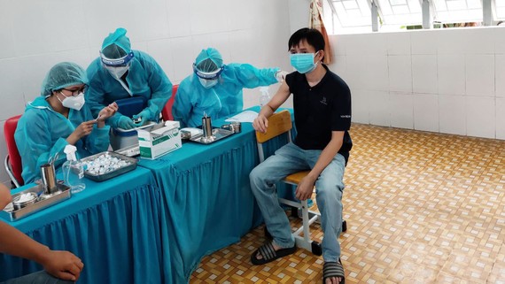 Nhân viên y tế tiêm vaccine Covid-19 cho người dân