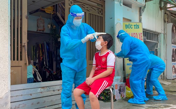 TPHCM: Hơn 20.000 F0 đang điều trị tại nhà, 70,3% người trên 18 tuổi tiêm đủ 2 mũi vaccine phòng Covid-19 Nhân viên y tế lấy mẫu xét nghiệm cho trẻ em. Ảnh: HOÀNG HÙNG