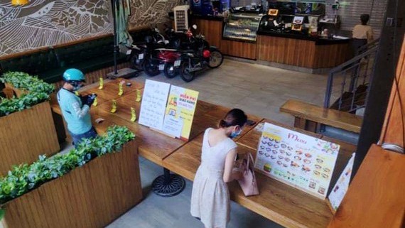Cơ sở kinh doanh ăn uống ở TPHCM hoạt động trở lại cần thực hiện những gì? Một quán ăn phục vụ mang về