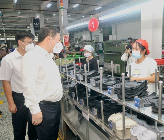 Sở Y tế TPHCM ban hành quy trình xử lý khi phát hiện F0 tại các cơ sở sản xuất Phó Chủ tịch UBND TPHCM Dương Anh Đức kiểm tra công tác phòng, chống dịch tại công ty Pouyuen vào ngày 10-6