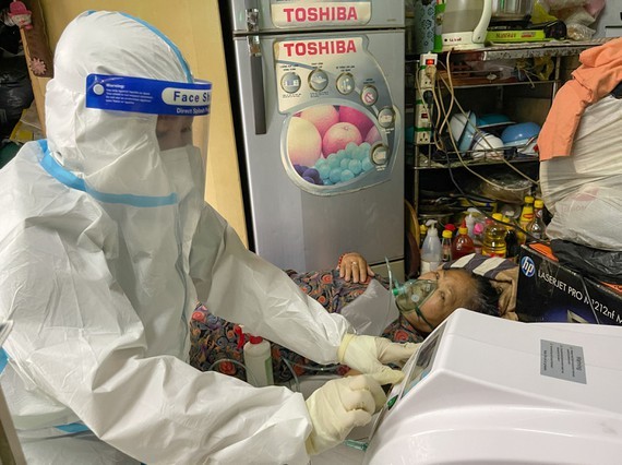 TPHCM: F0 cách ly tại nhà cần chuẩn bị gì? Nhân viên y tế phường Nguyễn Cư Trinh, quận 1 đến tận nhà chăm sóc cho bệnh nhân mắc Covid-19