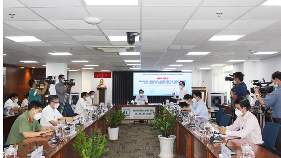 Nhà thuốc tại TPHCM sẽ cấp phát miễn phí túi thuốc cho F0 Ông Phạm Đức Hải - Phó Ban Chỉ đạo phòng chống dịch Covid-19 TPHCM chủ trì buổi họp báo