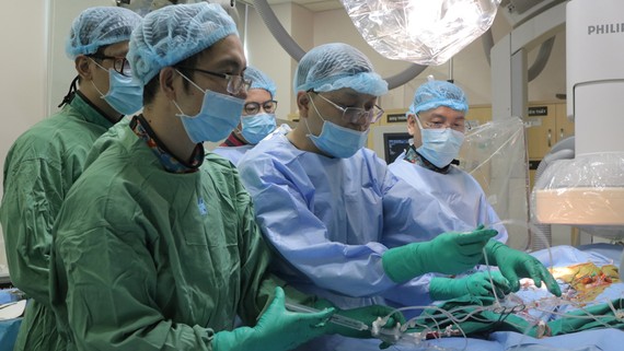 Ê kíp bác sĩ Bệnh viện Đại học Y Dược TPHCM đang tiến hành phẫu thuật can thiệp cho bệnh nhân nhồi máu cơ tim