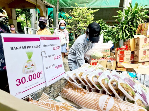 Nhiều giải pháp khơi thông chuỗi cung ứng hàng hóa Chọn mua nhu yếu phẩm tại điểm bán dã chiến do Công ty TNHH Aeon Việt Nam tổ chức. Ảnh: NGỌC HIỂN