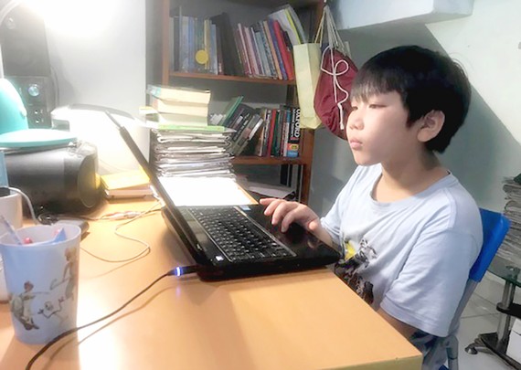 Băn khoăn chuyện học trực tuyến Học sinh tham gia một tiết học online tại nhà. Ảnh: NGUYỄN HÒA