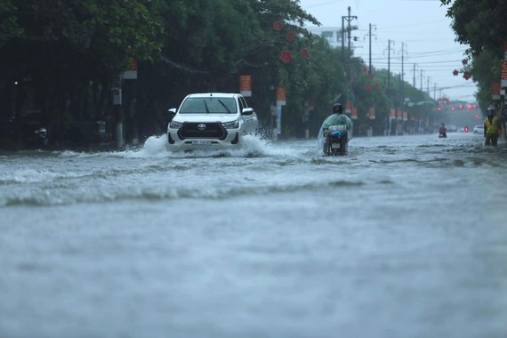 Mưa lớn kéo dài, nhiều tuyến đường ở thành phố Hà Tĩnh ngập trong biển nước Nhiều tuyến đường ở trung tâm TP Hà Tĩnh ngập trong biển nước