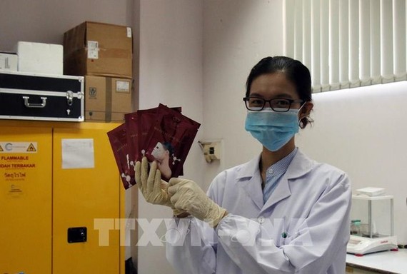 Đại diện nhóm nghiên cứu giới thiệu về sản phẩm mặt nạ Trio Re Bio-cellulose. Ảnh: TTXVN