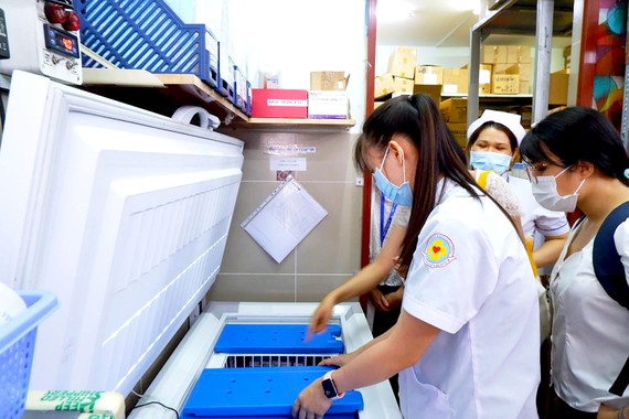 Hôm nay, Bệnh viện Quận 11 bắt đầu tiêm vaccine cho nhân viên y tế HCDC kiểm tra công tác chuẩn bị đảm bảo an toàn tiêm chủng tại điểm tiêm vaccine Covid-19 Bệnh viện Quận 11