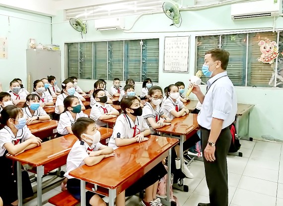 TPHCM điều chỉnh phương án tuyển sinh đầu cấp Thầy trò Trường Tiểu học Nguyễn Thị Minh Khai (quận Gò Vấp, TPHCM) trong một giờ lên lớp vào giữa tháng 4-2021. Ảnh: MINH QUÂN
