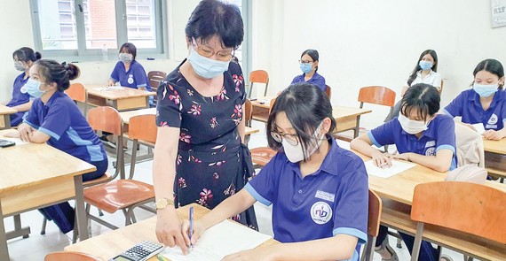 Học sinh lớp 12, Trường THPT Nguyễn Du (quận 10, TPHCM) trong một giờ học cuối học kỳ 2 năm học 2020-2021. Ảnh: THU TÂM