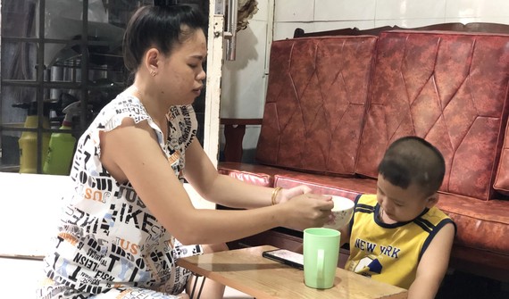 Khó khăn tìm người giữ con, giúp việc nhà Nhiều phụ huynh có con nhỏ đang lo lắng tìm người trông trẻ để sớm đi làm trở lại