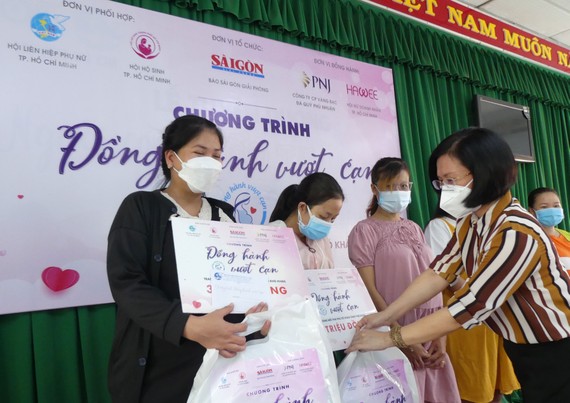 Hỗ trợ 346 thai phụ khó khăn tại TPHCM Đại diện chương trình “Đồng hành vượt cạn” tặng quà các thai phụ tại huyện Củ Chi