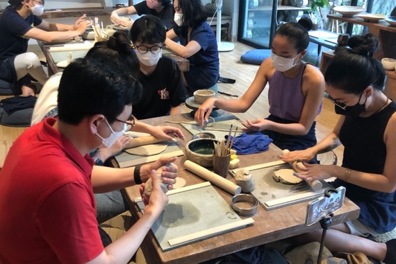 Các bạn trẻ trải nghiệm làm gốm thủ công
